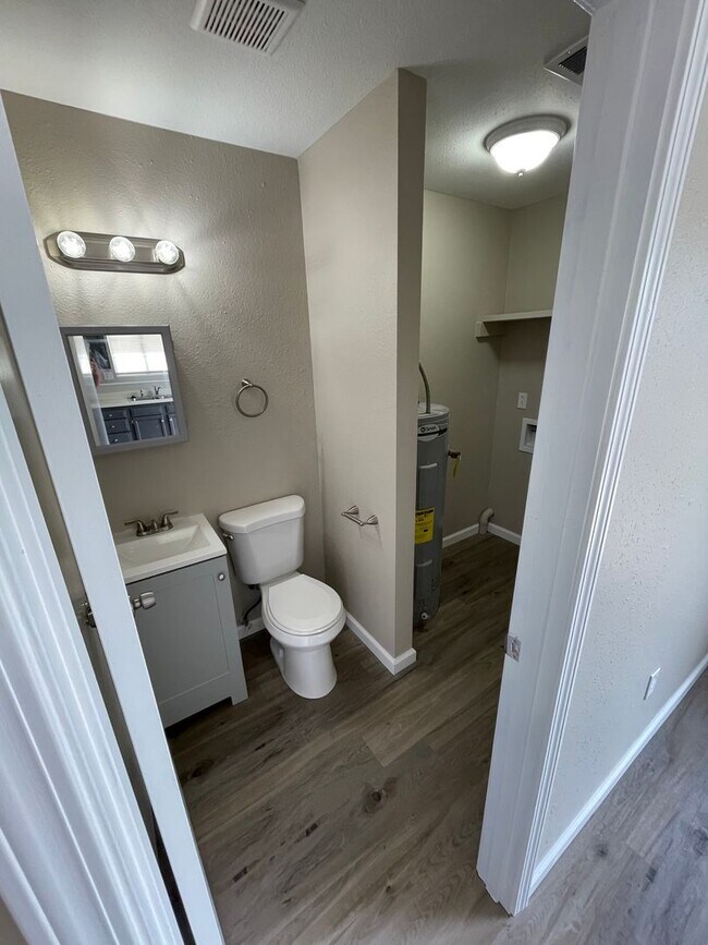 Foto del edificio - 2 Bed/1Bath Two Story Apartment Osage Beach