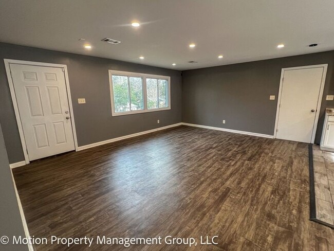 Building Photo - 2728 Pierce Dr N