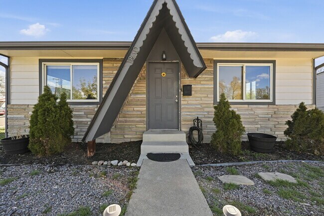 Foto del edificio - $2,245.95 -  2 bed, 1 bath located in Denver with a big backyard and In Unit Laundry!