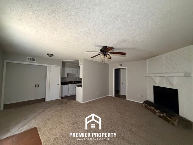 Foto del edificio - Beautiful 3BR/2BA Bartlett Area Home | Rustic Fireplace, Large Fenced Yard & Garage