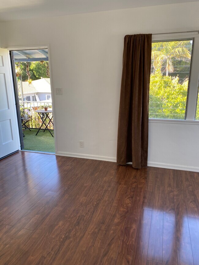 Living room - 1218 Bay St