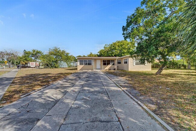 Building Photo - 1749 Lauderdale Manor Dr