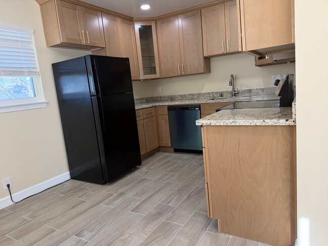 Building Photo - 545 Northlake Dr