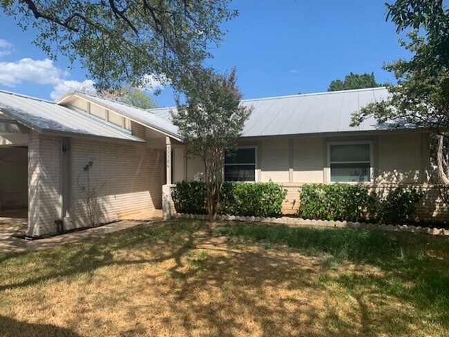 Building Photo - Hard to Find! 3/2 with addtl. room w/ AC i...