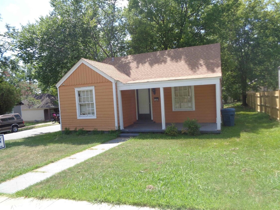 Primary Photo - 920 S Elm St