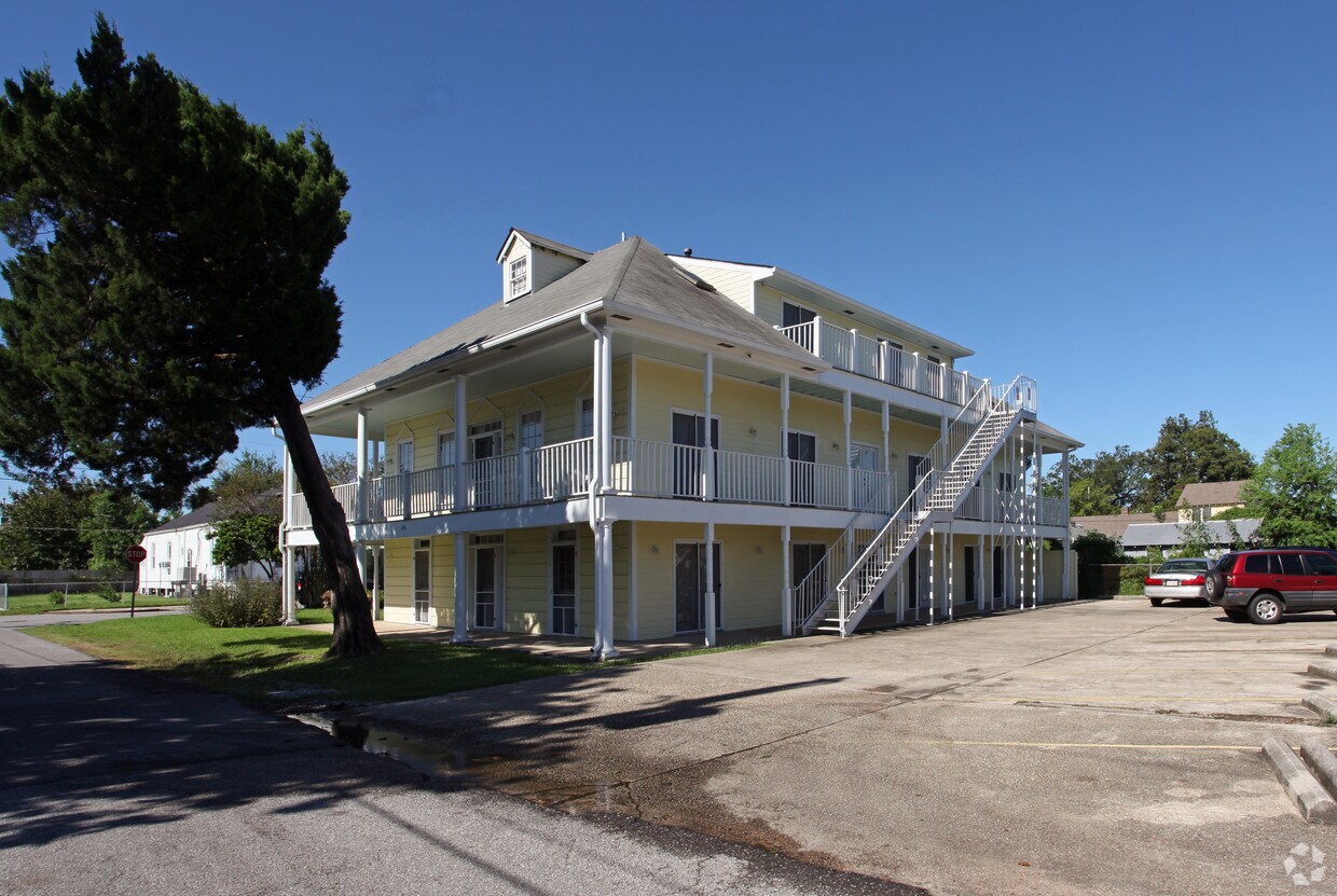 Primary Photo - 606 Egania St