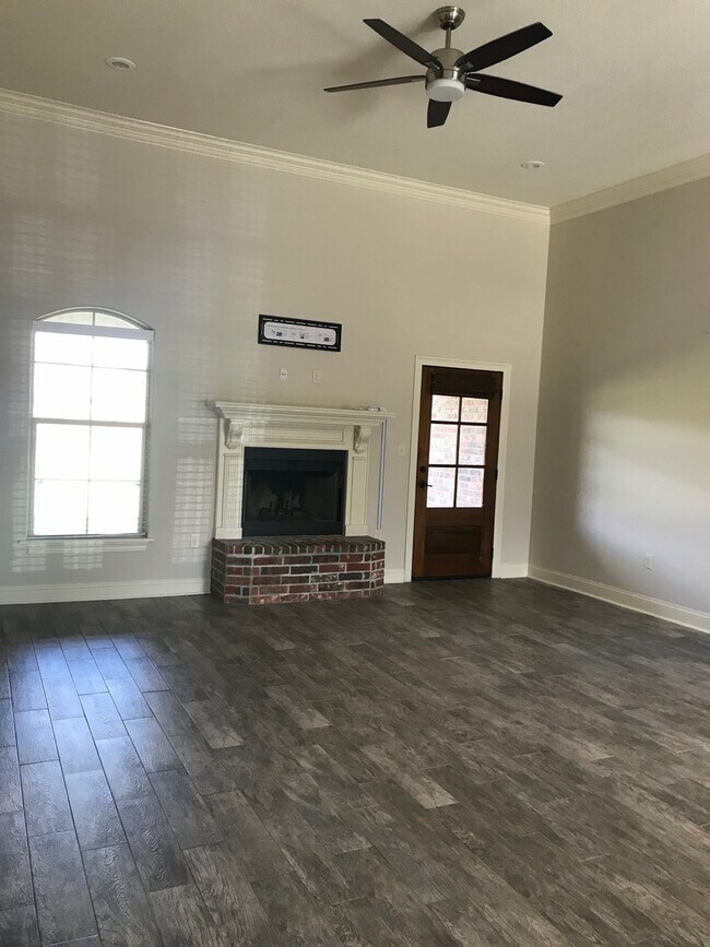 Building Photo - 557 Dub Ln