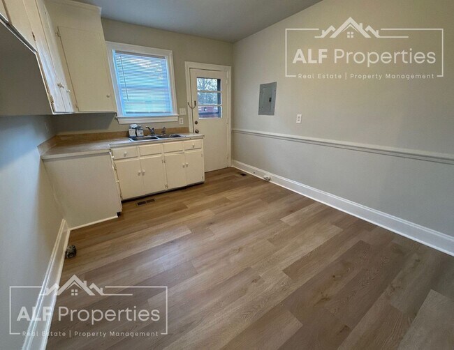 Foto del edificio - Newly Renovated 2-Bedroom Home on a Corner Lot