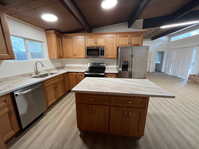 Building Photo - 4 Bedroom 2 Bath Home in Old Davis Near Campus