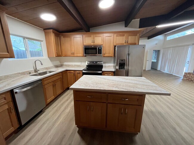 Foto del edificio - 4 Bedroom 2 Bath Home in Old Davis Near Campus