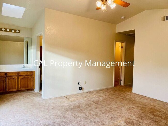 Foto del edificio - Rare 4 bedroom 2 bath rental in Pine Meadow Estates King City!