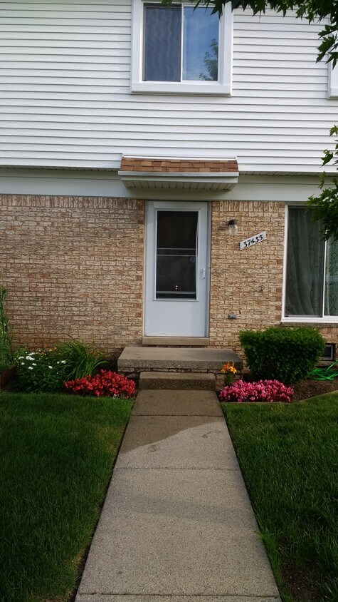 Entrance - 37435 Colonial Dr