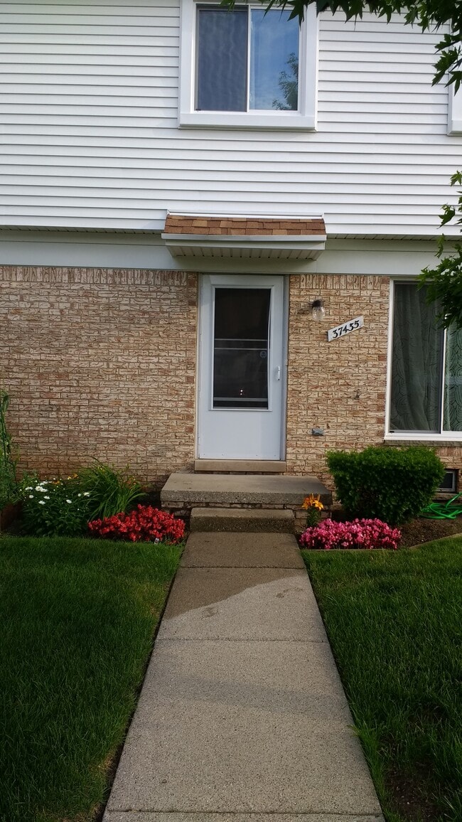 Building Photo - 37435 Colonial Dr