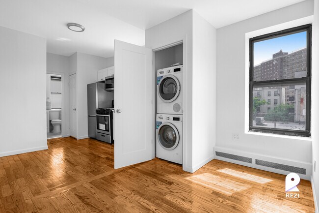 Foto del edificio - 879 Dekalb Ave