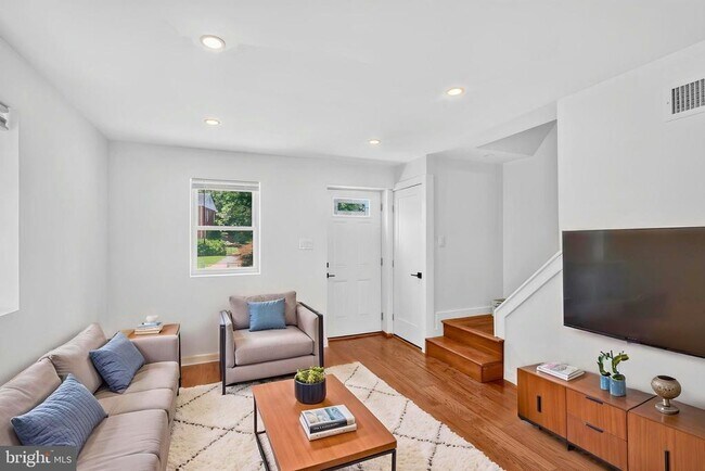 Foto del edificio - 2218 Farrington Ave