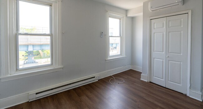 Building Photo - Newly done 4 bedroom