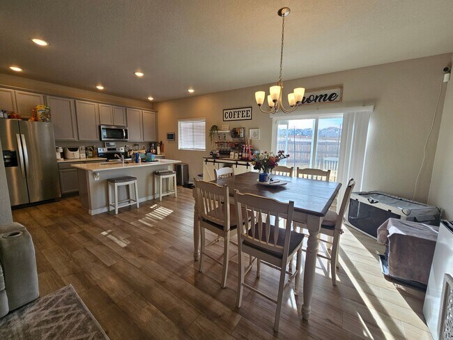 Foto del edificio - Welcome to this beautiful 3-bedroom, 3-bathroom home located in Lorson Ranch!!