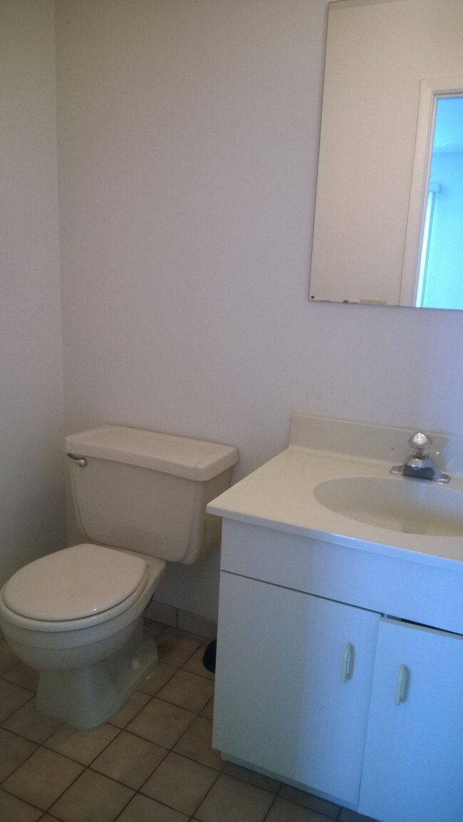 Building Photo - 12 Riverview Ct