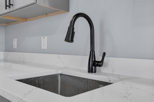 Building Photo - 160 Chatham St