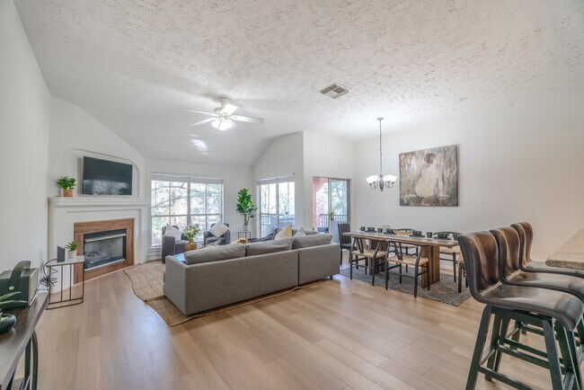 Foto del edificio - 8051 Bay Branch Dr