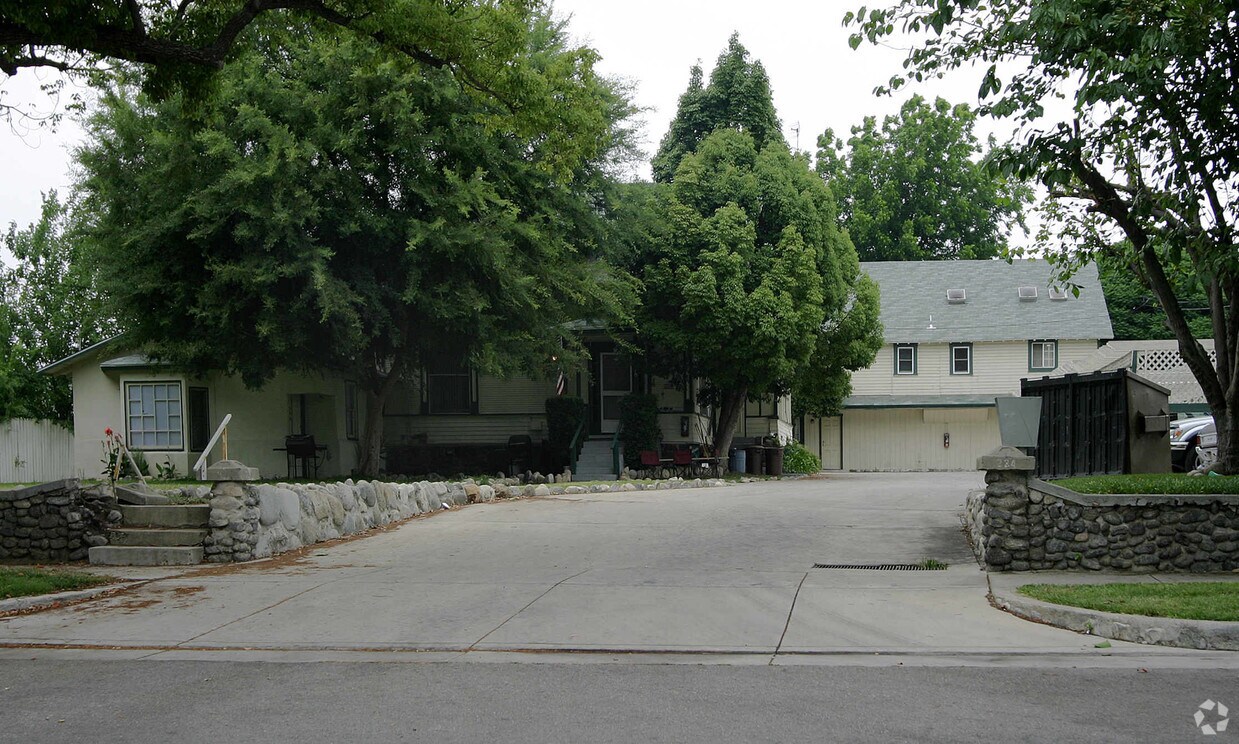Primary Photo - 228 W H St
