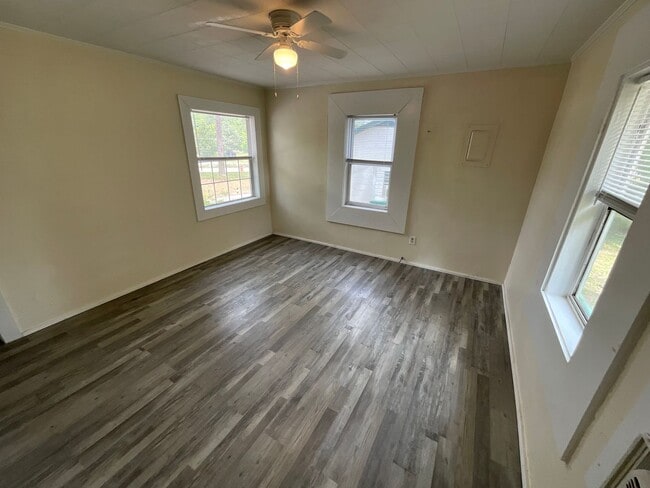 Building Photo - Sweet 1/1 Cottage at Hill Loop in Bonifay with Water/Sewer, Garbage, & Lawn Maintenance Included
