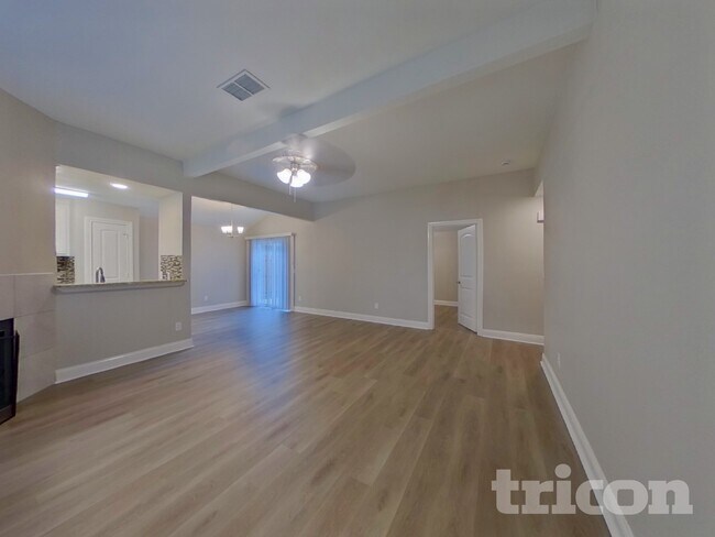 Foto del edificio - 523 Red Coat Ln