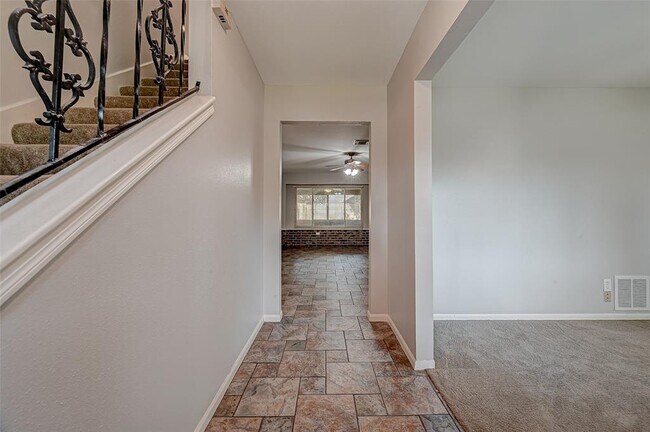 Foto del edificio - 7010 Shady Arbor Ln