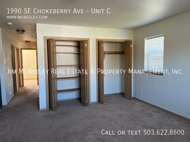 Building Photo - Sorry, no pets! 2 Bed/ 1 Bath Upper Level ...