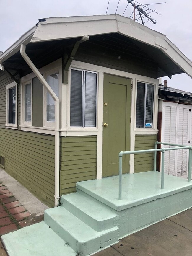 Building Photo - 1382-1382 Gaviota Ave