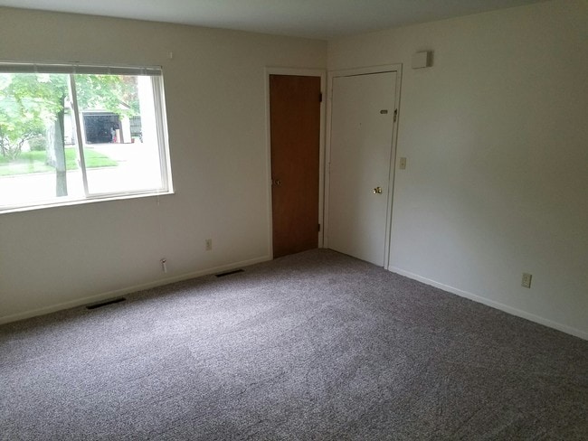 L/R - 1309 W Reardon St