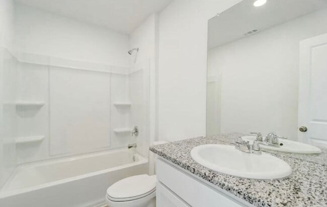 Building Photo - 4 Bedroom 2.5 bath home ready for move-in