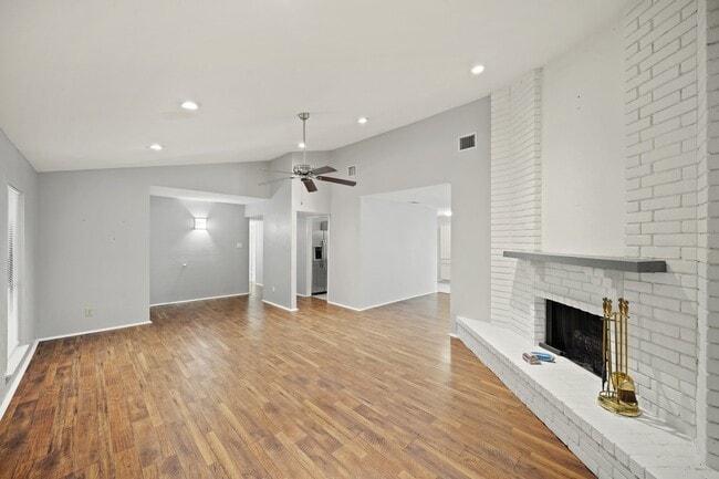 Foto del edificio - 6811 Blue Ridge Dr