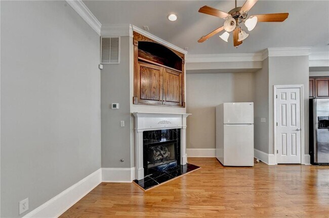 Foto del edificio - 813 Clifton Heights Ln NE