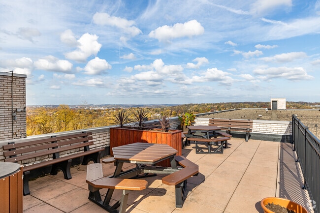 Rooftop Patio - Brittany Apartments