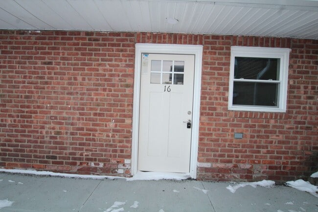 Building Photo - Beautifully remodeled and completed efficiency studio. FREE MONTH OF RENT!*