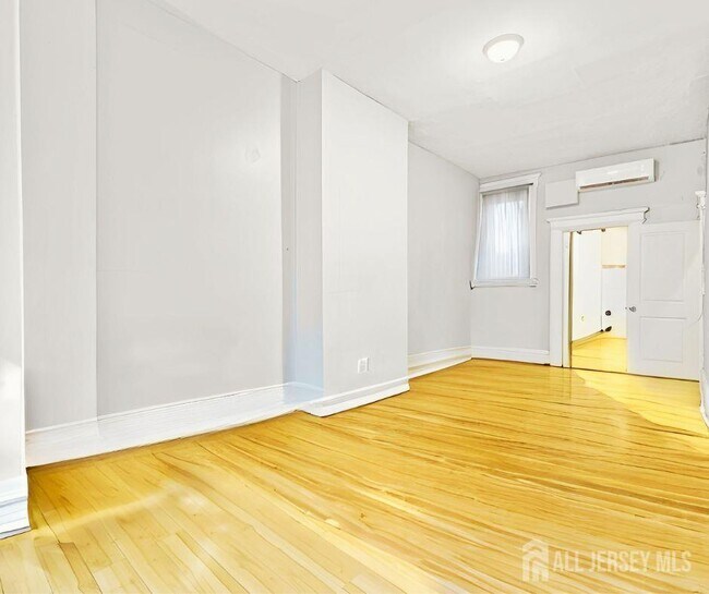 Foto del edificio - 302 W State St