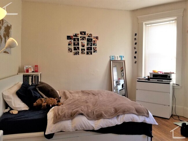 Foto del edificio - Packard's Corner three bedroom filled with sunlight