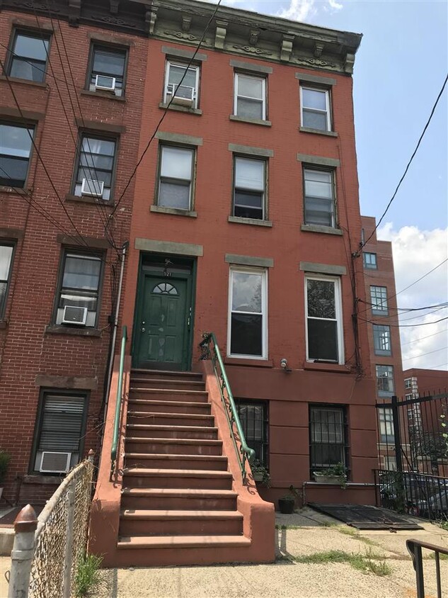 Primary Photo - 521 Manila Ave