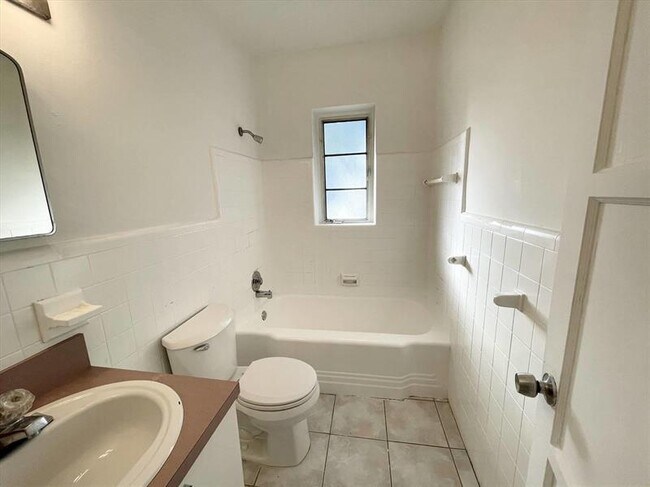 Building Photo - 407 SE 14th Ct