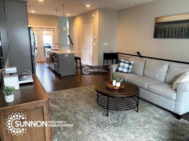 Foto del edificio - Modern 2 BR 2.5 BA Townhome with Rooftop D...