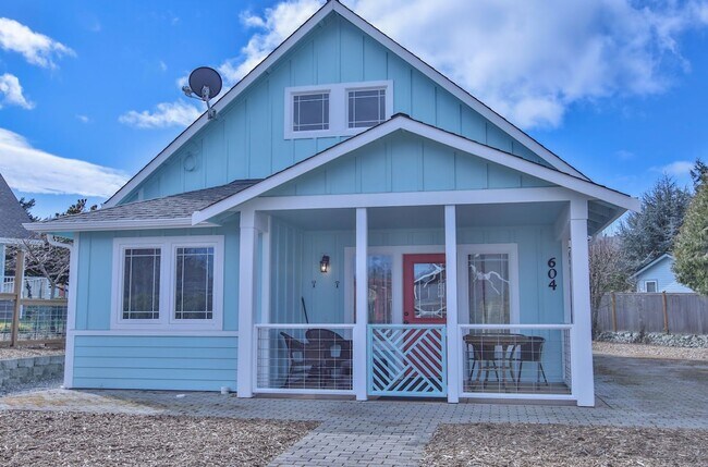 Foto del edificio - Beautiful Furnished Cottage Moments from Front Street in Coupeville!