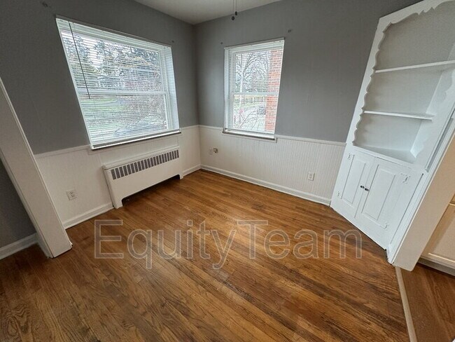 Building Photo - 5933 Oakwood Ave