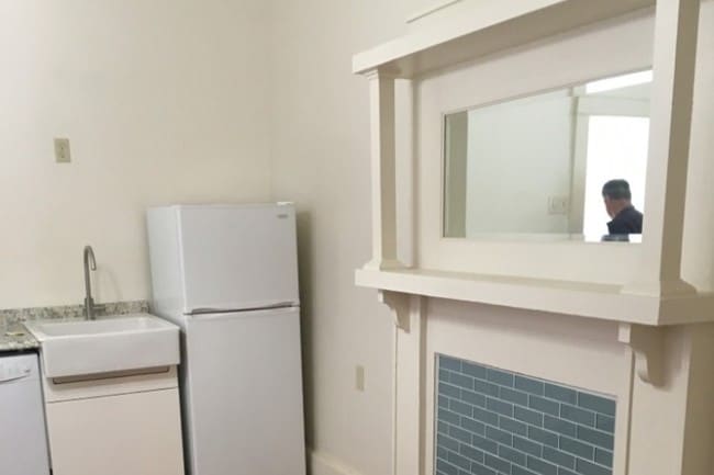 Petite, fully functional Kitchen - 3302 Delachaise St