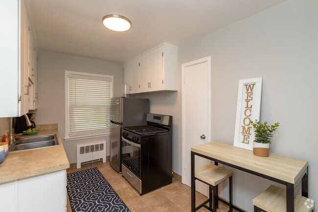 1BR, 1BA - 630SF - Kitchen - Gladstone Apartments