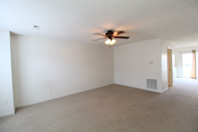 Foto del edificio - Liberty Square Townhome with Fenced Yard!