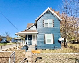 Building Photo - 1033 Oak St