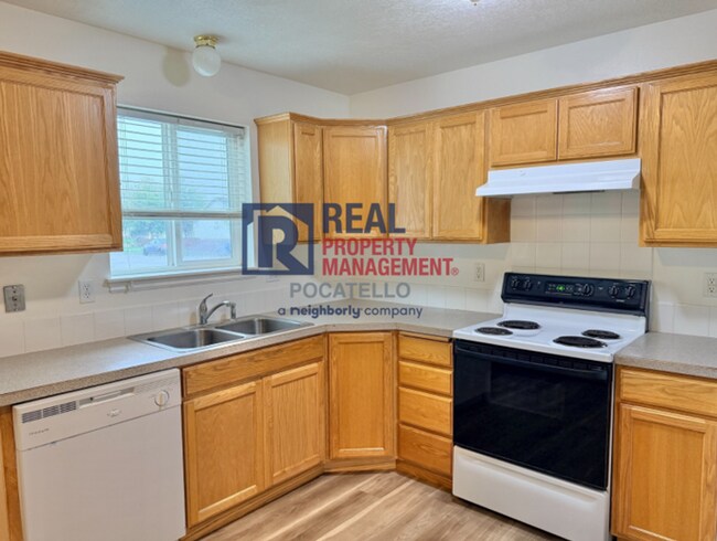 Foto del edificio - 3 Bedroom 1.5 Bath Apartment - 2 car garage