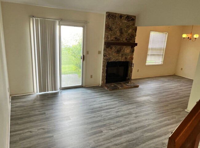 Sala de estar y comedor - 2334 Raider Dr