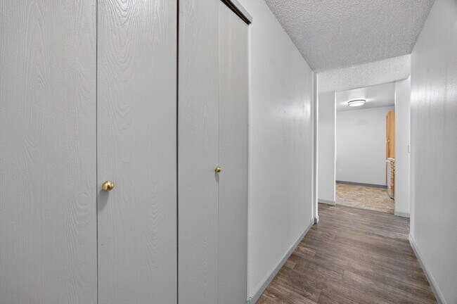 Foto del edificio - Your New Auburn Home Awaits — Bright 2BR Condo with Balcony & Pool Access